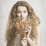 Dívka s květinou